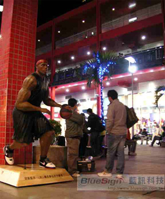 台北信義威秀影城 NBA LBJ藍芽桌布下載