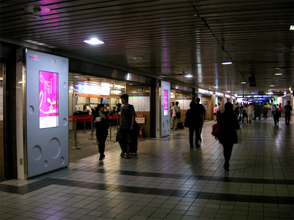 台北車站第一座55吋直立式Full HD『數位燈箱看板』